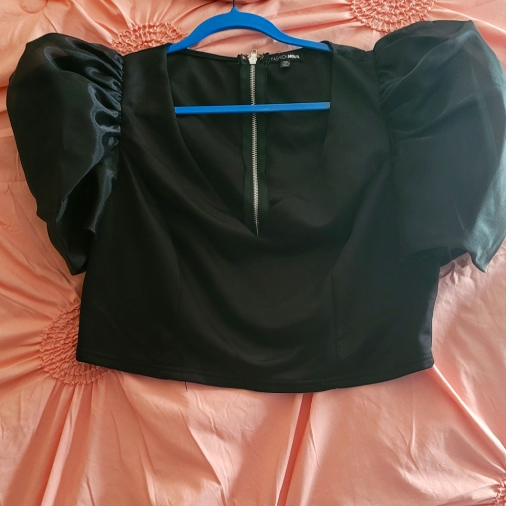 Black crop top w/puffy shoulders